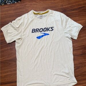 Brooks Men's Cream Tee with Blue Logo